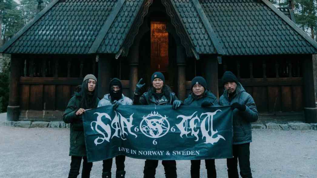 Band black metal SANTET berpose sambil membawa banner tur mereka di Norwegia dan Swedia, menandai langkah besar menuju panggung Eropa.