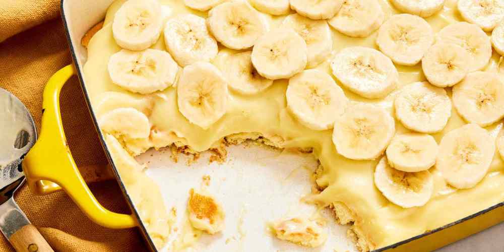 Banana pudding creamy dengan lapisan pisang segar dan custard lembut, tampil menggoda seperti dessert caf&eacute; yang lagi viral di TikTok.