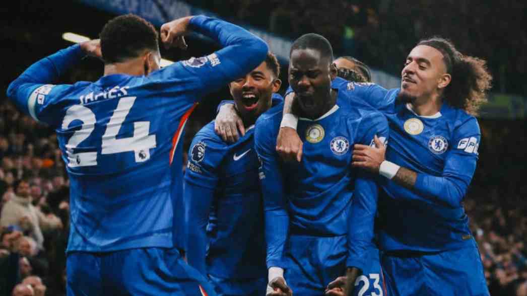 Para pemain Chelsea merayakan gol di Stamford Bridge dalam laga sengit kontra Arsenal, meski harus bermain dengan 10 pemain sejak babak pertama.