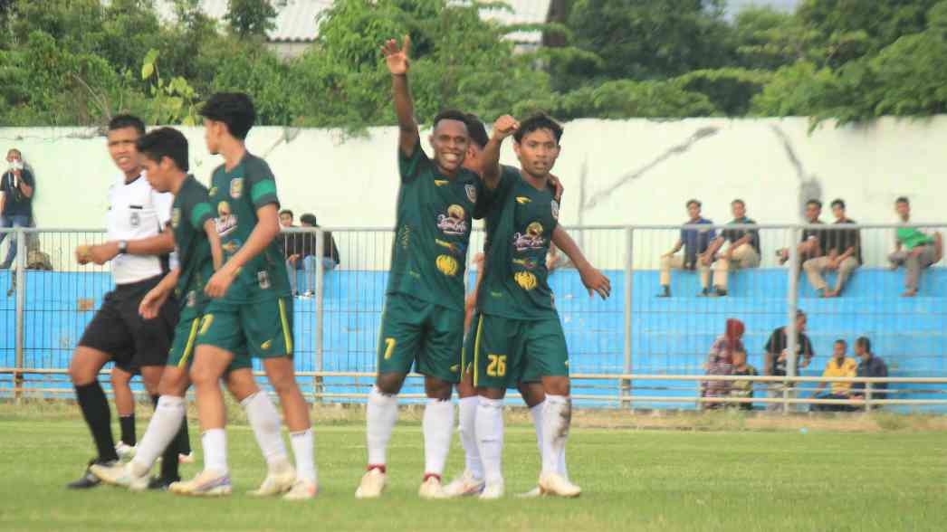Pemain Persatu merayakan gol dengan penuh euforia saat menghadapi Persikabo Blora di Stadion Loka Jaya, 28 November, menjadi momen penentu yang membakar semangat seluruh suporter