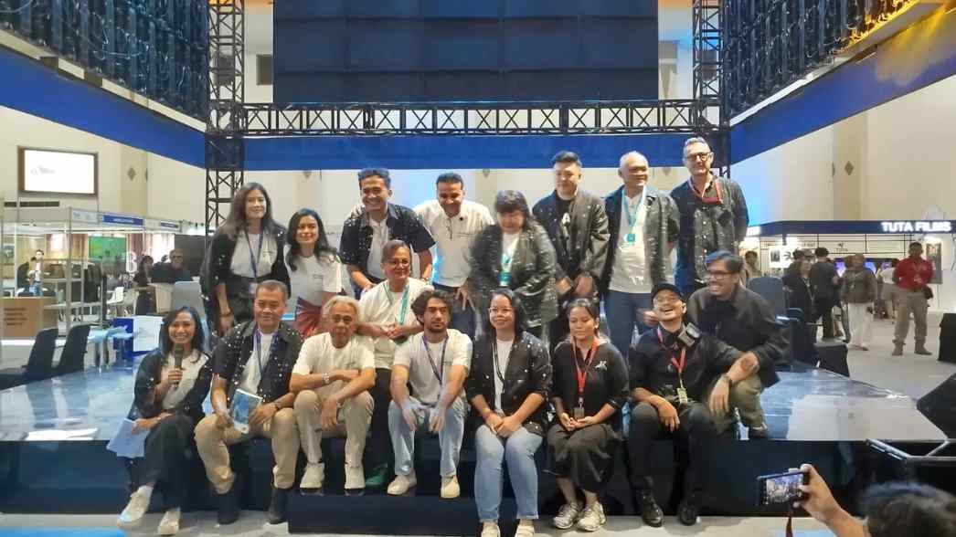 Tim Pal8 Pictures bersama para pemeran dan kru &ldquo;Laut Bercerita&rdquo; berpose bersama usai sesi pengenalan proyek film di JAFF Market 2025.