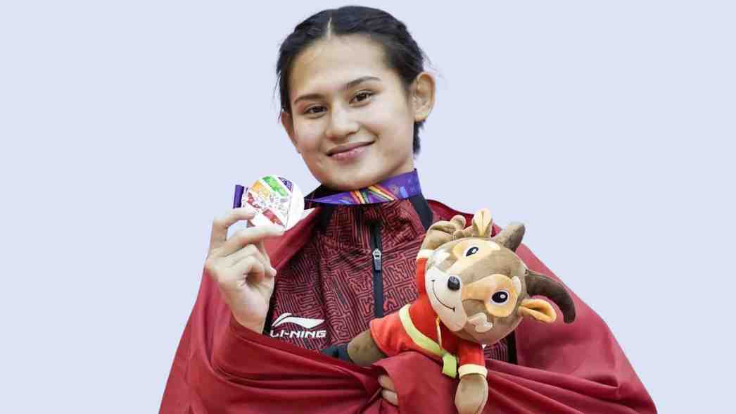Ceyco Georgia Zefanya memperlihatkan medali yang diraihnya, menegaskan kiprahnya sebagai salah satu karateka putri Indonesia paling berprestasi di level internasional.