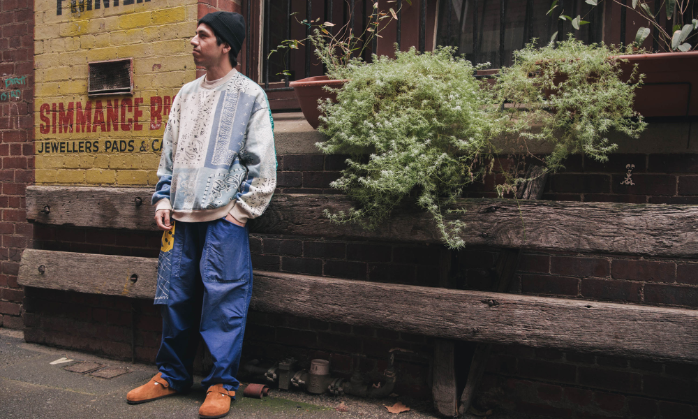 pakaian bergaya Japanese Americana yang menggabungkan workwear Amerika dengan detail dan craftsmanship khas Jepang, menampilkan karakter klasik sekaligus modern.