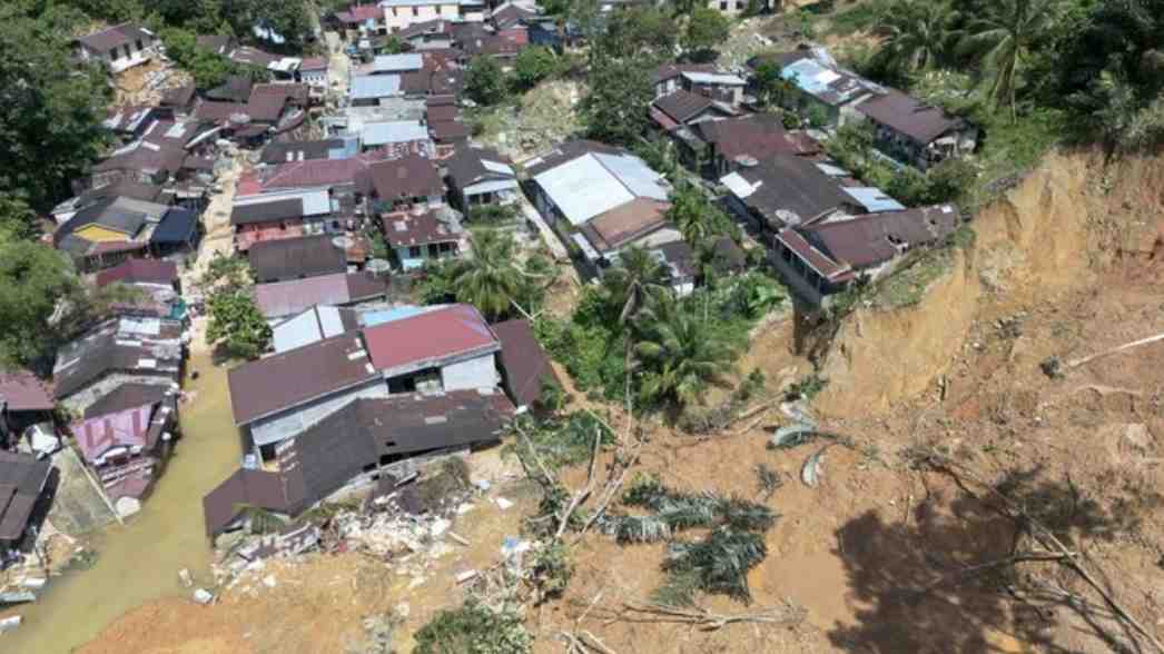Kerusakan bangunan dan jalan utama akibat longsor di wilayah Sumatera Barat.