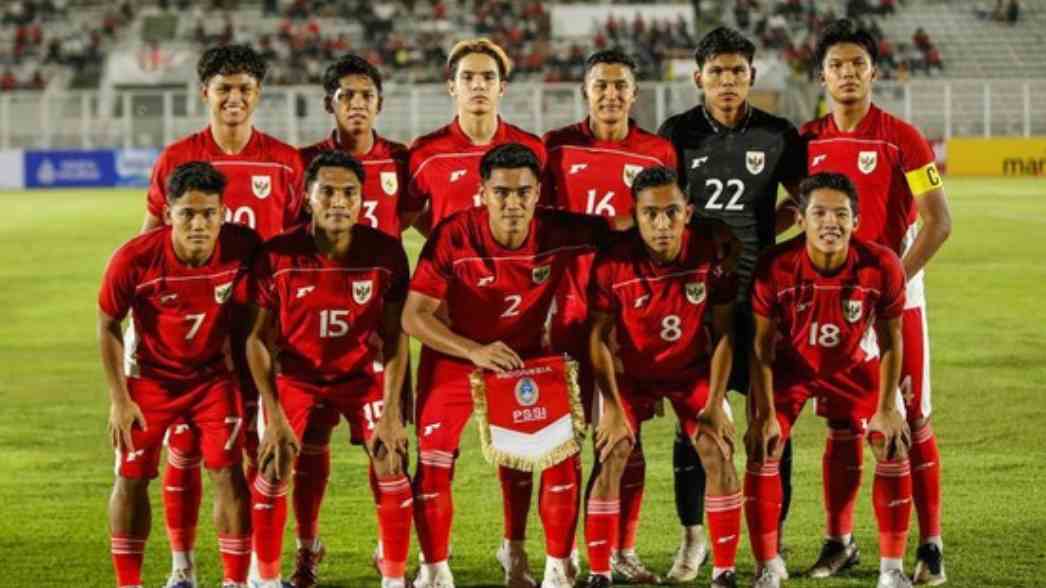 Skuad Timnas Indonesia U-23 berpose sebelum pertandingan, menampilkan kekompakan dan semangat juang para pemain muda di lapangan.