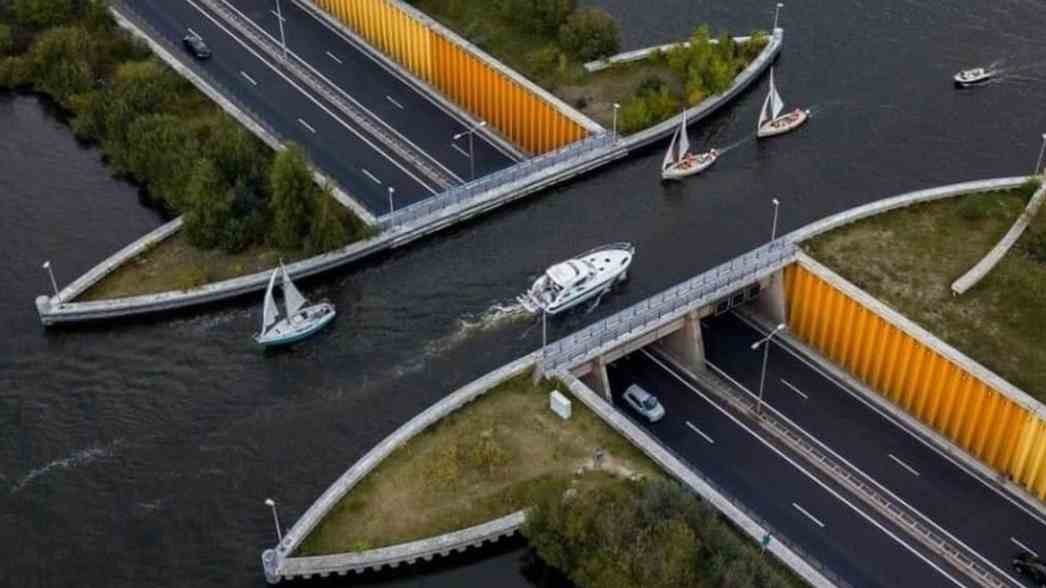Sebuah aqueduct modern menampilkan jalur air yang melintas di atas jalan raya, memungkinkan kapal dan kendaraan bergerak bersamaan tanpa saling mengganggu, menjadi contoh inovatif rekayasa infrastrukt