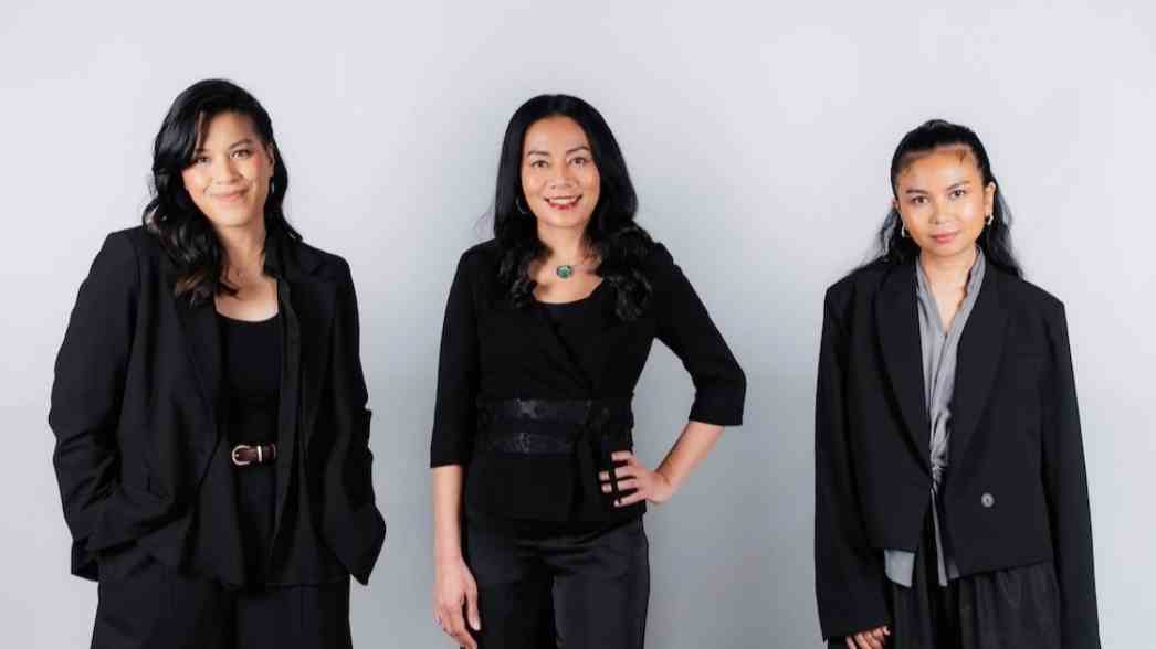 Kiri ke kanan digambarkan sosok yang mewakili peran sutradara Sabrina Rochelle Kalangie, penulis novel populer Dee Lestari, dan sutradara Kamila Andini dalam proyek adaptasi tiga novel ke serial