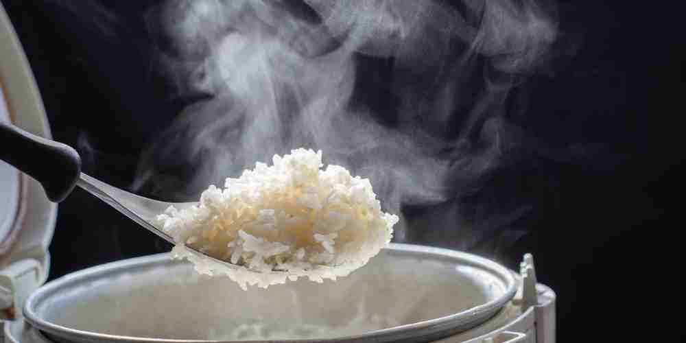 Uap nasi panas yang mengepul dari rice cooker kini jadi ritual self-care favorit anak muda, dipercaya memberi sensasi rileks dan bikin wajah terasa lebih segar.
