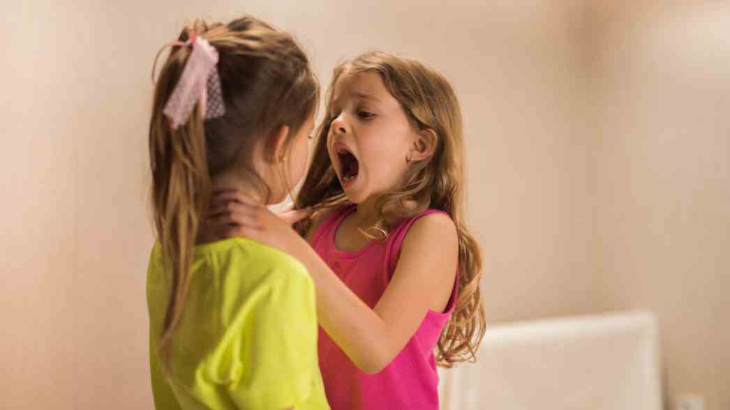 Dua anak kecil tampak terlibat konflik saat bermain. Situasi seperti ini umum terjadi dan dapat menjadi bagian dari proses belajar emosi, berbagi, serta mengenali batasan