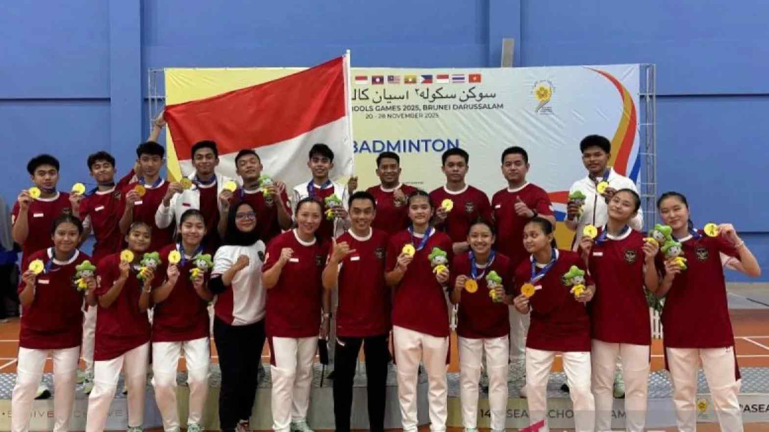 Para atlet bulu tangkis pelajar Indonesia berpose bersama medali emas dan maskot kemenangan usai memastikan dominasi di ASEAN School Games 2025 di Brunei Darussalam.