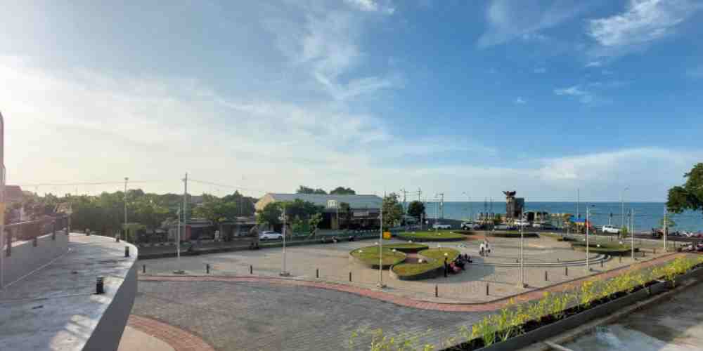 View laut dari Rest Area Abhirama, spot favorit Gen Z Tuban untuk menikmati langit  dan angin laut yang menenangkan. Apalagi ketika senja tiba dan langit berubah perlahan menjadi jingga.