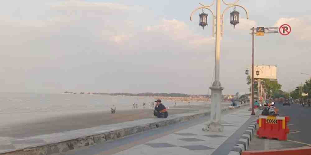 Trotoar Pantai RE. Martadinata di Tuban saat pagi hari, tempat favorit anak muda untuk jogging sambil menikmati udara laut dan pemandangan sunrise yang tenang.