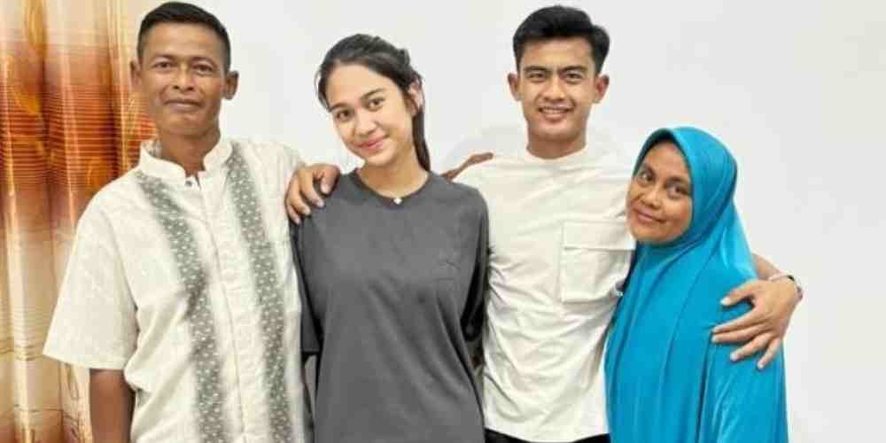 Kebersamaan Pratama Arhan bersama kedua orang tuanya dan istrinya dalam sebuah momen hangat sebelum ayahnya berpulang