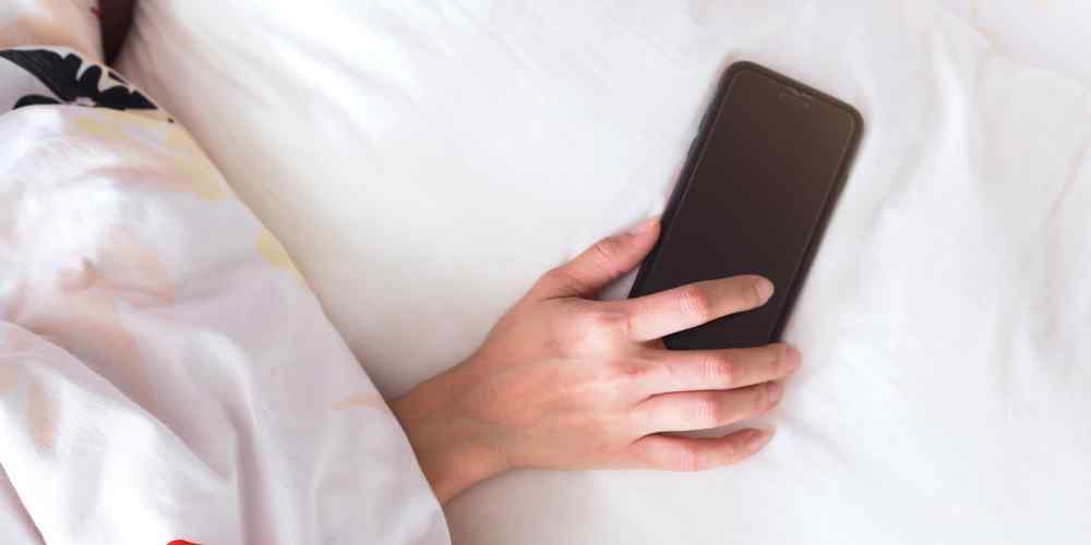 Kebiasaan memegang ponsel sebelum tidur menjadi salah satu penyebab menurunnya kualitas istirahat, sehingga digital detox makin dianjurkan.