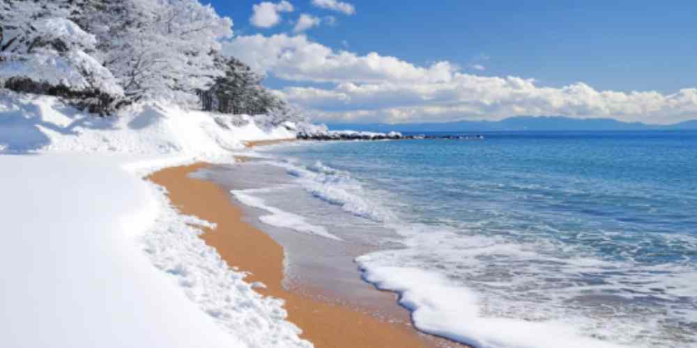 Salju, pasir, dan laut bertemu di satu tempat. Pantai Shirahama di Hokkaido benar-benar bukti kalau alam punya cara unik buat bikin kita terpukau.