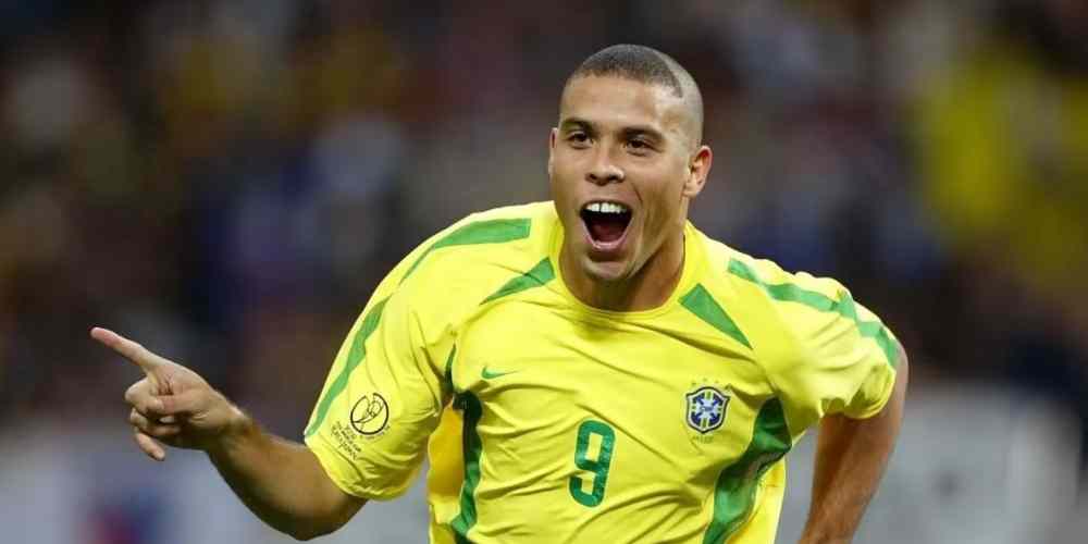 Selebrasi penuh percaya diri ala Ronaldo. Gol tercipta, sorotan kembali ke sang Fenomena&mdash;termasuk gaya rambutnya yang ikonik di Piala Dunia 2002 yang sempat bikin seluruh dunia heboh.