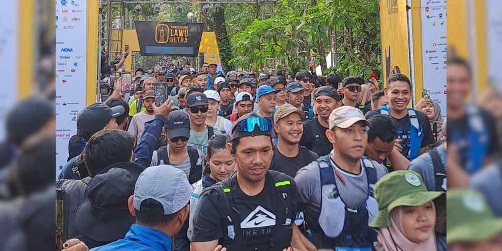 Para peserta berlari meninggalkan garis start Trail Run Siksorogo Lawu Ultra 2025. Di balik semangat perlombaan, acara ini turut diwarnai duka setelah dua pelari kategori 15K meninggal dunia