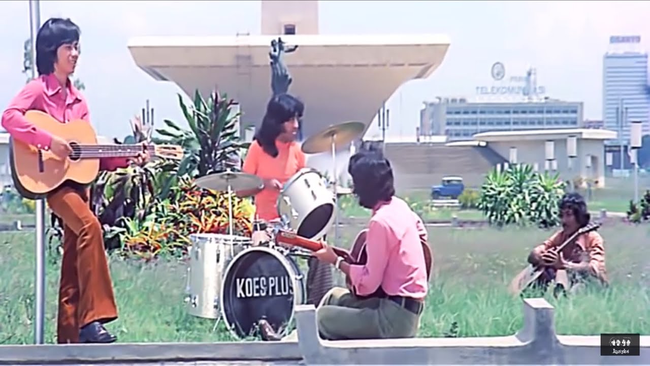 Nada klasik, latar ikonik. Koes Plus tampil dengan Monas di belakangnya, mengingatkan bahwa musik mereka telah melewati lintas generasi.