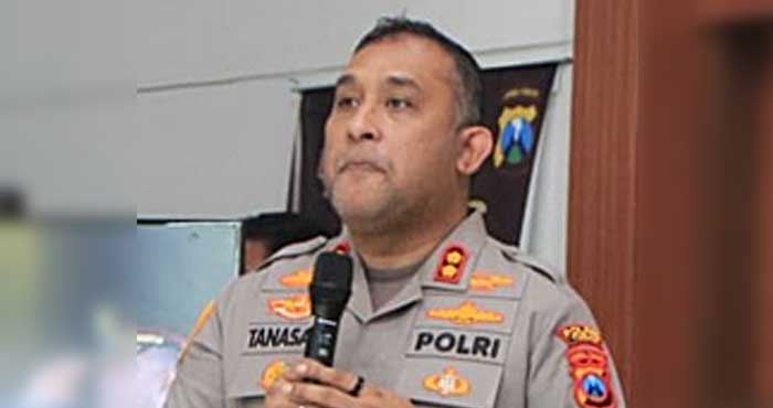 Kapolres Tuban AKBP William dicopot oleh Polda Jatim akibat dugaan pelanggaran etik dan setoran. Propam tengah melakukan pemeriksaan, kini jabatan diisi oleh Plt Kombes Pol Agung Setyo Nugroho.