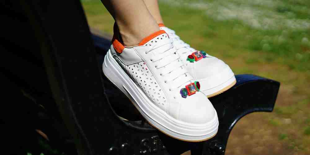 Sneakers putih selalu jadi andalan: simpel, fresh, dan mudah dipadukan untuk tampilan stylish di segala suasana