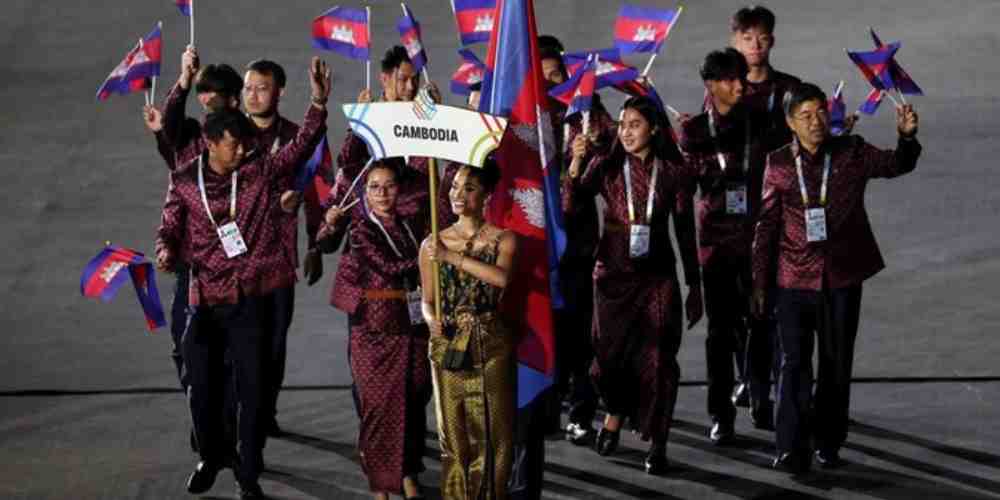 Kontingen Kamboja saat parade pembukaan SEA Games, sebelum keputusan mundur dari delapan cabang olahraga diumumkan