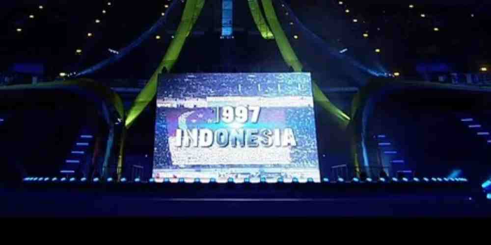 Momen saat layar megatron di pembukaan SEA Games 2025 menampilkan tulisan &lsquo;INDONESIA&rsquo; tapi menampilkan bendera Singapura. Insiden ini langsung menuai sorotan publik