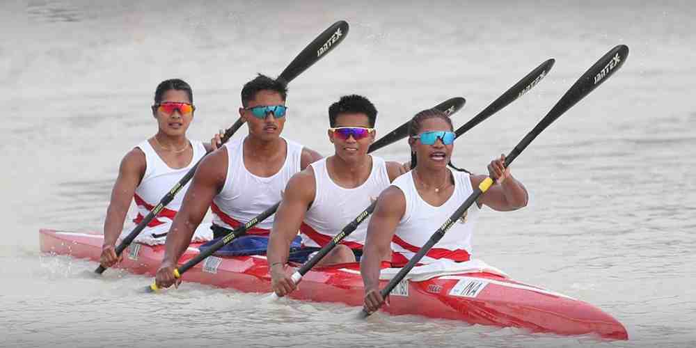 Tim Canoe Indonesia di nomor Mixed Kayak Four 500 meter melesat penuh tenaga saat berlaga, menjadi salah satu penyumbang medali emas bagi kontingen Merah Putih pada ajang SEA Games Thailand 2025