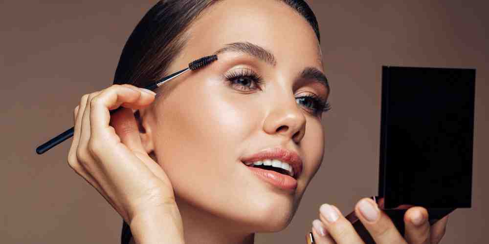 Wajah flawless, alis rapi, dan sentuhan glow natural&mdash;beginilah esensi clean girl makeup yang kembali jadi tren di 2025.