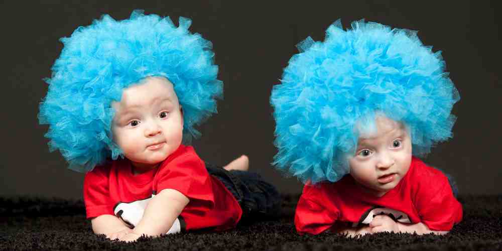 Dua bayi dengan kostum rambut biru ini seolah menegaskan satu hal: kemiripan bisa muncul di mana saja. Fenomena &ldquo;twin look&rdquo; seperti ini sering jadi gambaran ringan dari konsep doppelg&auml;nger