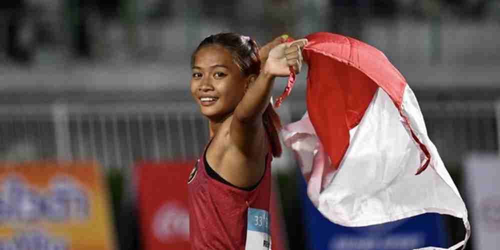 Merah Putih berkibar di tangan Diva Renatta yang berlari penuh sukacita. Atlet muda ini memecahkan rekor sekaligus menambah koleksi emas Indonesia.