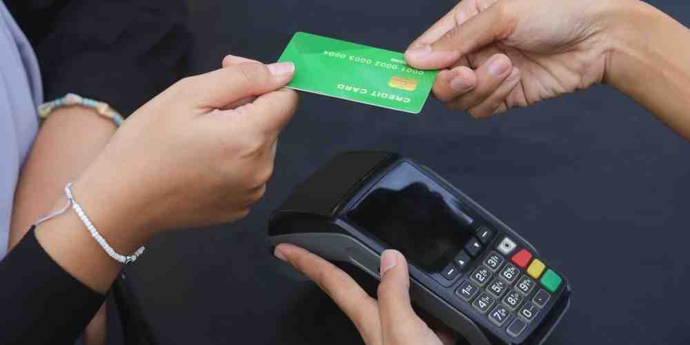 Transaksi non-tunai kian mendominasi. Dari kartu debit hingga QRIS, pembayaran digital perlahan menggantikan uang tunai dalam aktivitas sehari-hari masyarakat.
