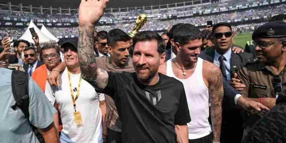 Kericuhan pecah di Stadion Salt Lake, Kolkata, saat ribuan penonton meluapkan kekecewaan setelah hanya bisa melihat megabintang sepak bola dunia secara singkat.