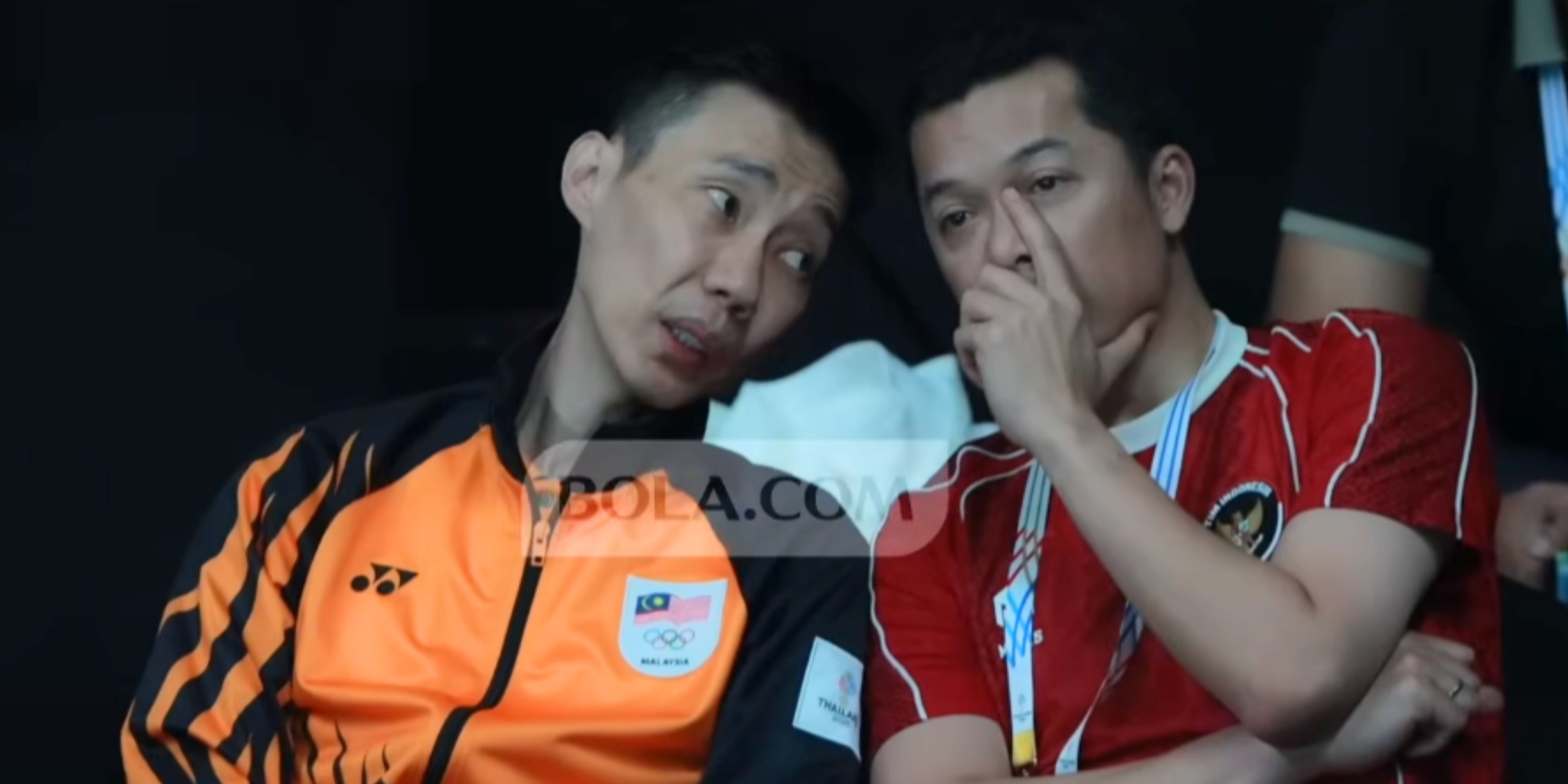 DUO LEGENDA: Waktu berlalu, lapangan berganti kursi penonton. Rival abadi berubah jadi dua legenda yang saling menghormati, berbagi cerita tanpa teriak skor