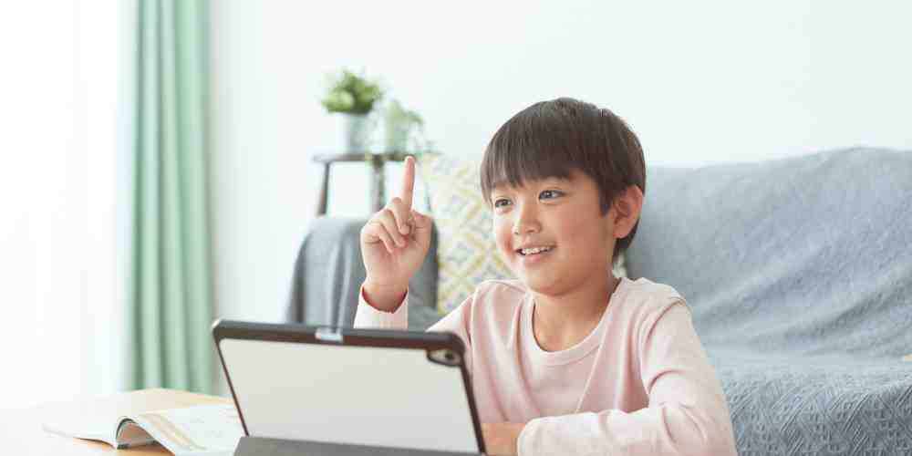 Belajar tak lagi soal duduk rapi di kelas. Di era digital, rasa ingin tahu dan layar kecil di tangan bisa membuka jendela pengetahuan yang jauh lebih luas