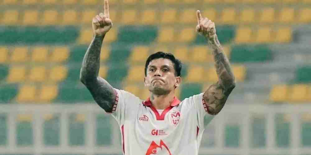 Ciro Alves mengangkat kedua jari ke atas sebagai selebrasi, mengekspresikan tekad dan komitmennya untuk terus memberi yang terbaik di sepak bola Indonesia.