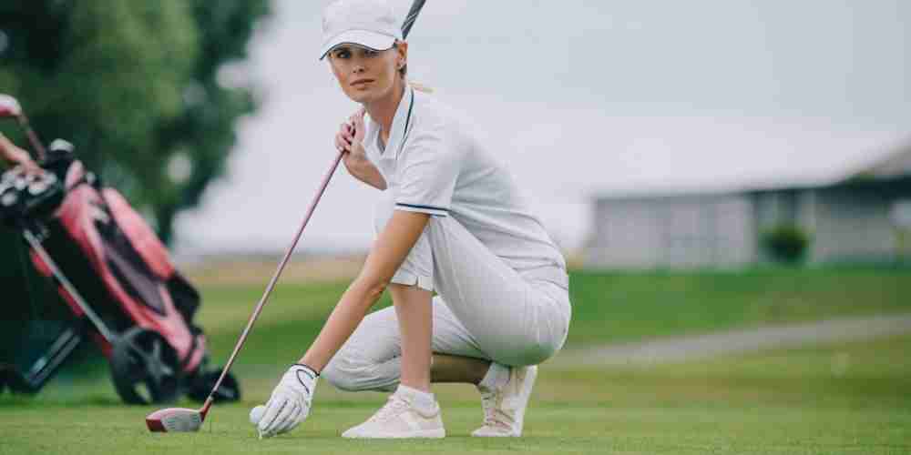 Seorang pegolf bersiap melakukan pukulan di lapangan hijau. Golf kerap identik dengan olahraga kalangan atas karena biaya, akses lapangan, dan citra eksklusif yang melekat sejak lama.