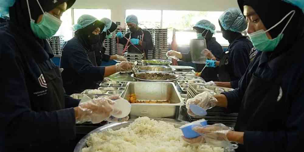 Program MBG tetap berjalan meski libur Natal dan Tahun Baru. Siswa bisa mengambil paket MBG di sekolah atau memilih opsi diantar ke rumah, agar asupan gizi tetap terjaga selama liburan