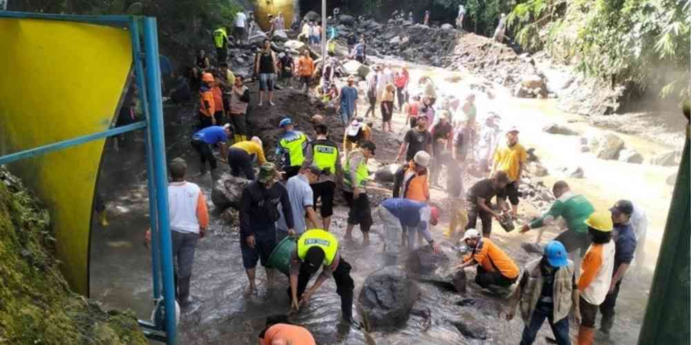 Usai diterjang banjir bandang, kolam air panas dan fasilitas wisata kini diperbaiki secara bertahap. Pemerintah, relawan, dan warga bergotong royong agar Guci kembali aman dan siap menyambut wisatawan