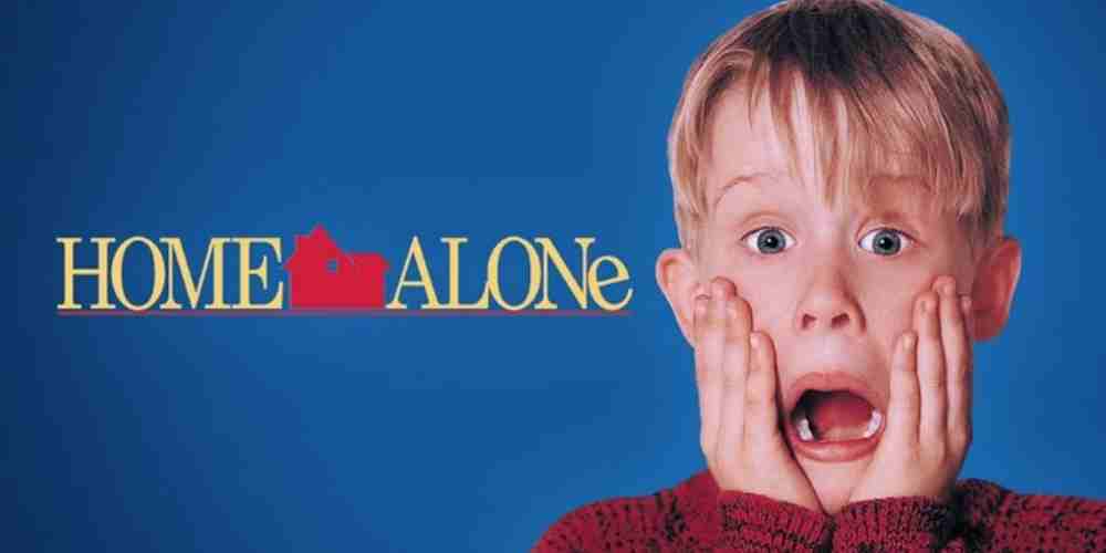 Poster film Home Alone, komedi ikonik yang identik dengan Natal dan selalu seru ditonton ulang bersama keluarga.