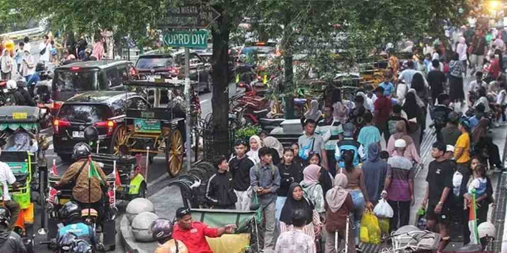 Padatnya arus wisatawan di Malioboro menjadi potret meningkatnya kunjungan ke Yogyakarta menjelang libur Natal dan Tahun Baru.