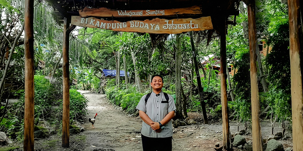 Salah satu Tim Jawa Pos Radar Tuban ketika berkunjung ke Kampung Budaya Jalawastu, Brebes, pada 23 Maret 2022. Menyusuri jejak tradisi, bahasa, dan kearifan lokal yang tetap lestari di tengah zaman.