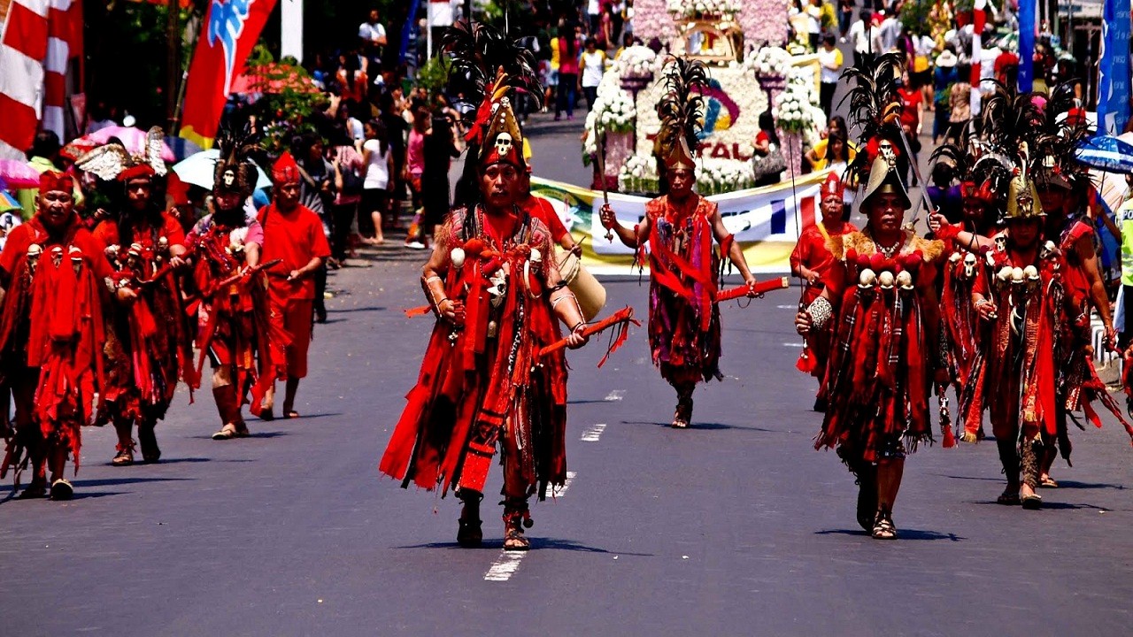 Dentuman tifa dan gerak tegas Tari Cakalele menggambarkan semangat juang leluhur Maluku, tarian perang yang kini menjadi simbol identitas dan kebanggaan budaya daerah.