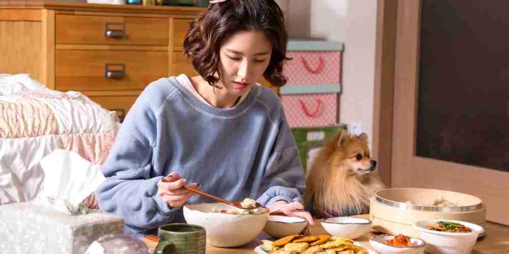 Momen sederhana penuh kehangatan di meja makan&mdash;salah satu scene ikonik drama Let&rsquo;s Eat yang sukses menggambarkan kenikmatan makanan