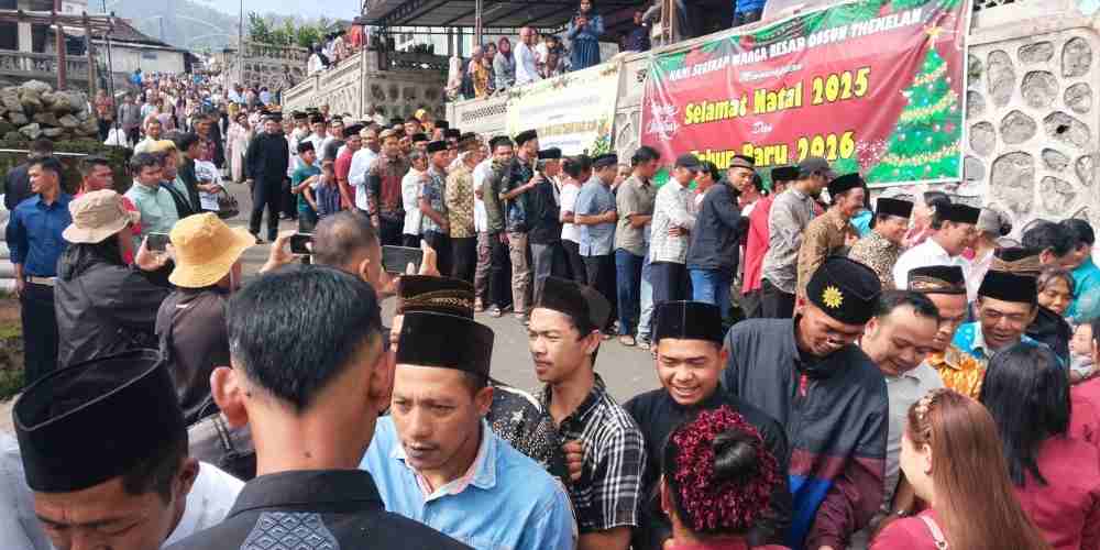 Kerukunan tampak nyata di Dusun Thekelan, Semarang: warga Muslim dan Buddha menyambut jemaat Gereja dengan pelukan hangat usai ibadah Natal.