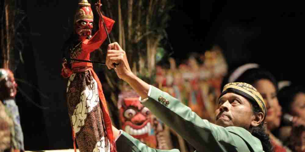 Dalang Wayang Thengul Bojonegoro memainkan tokoh wayang kayu khas dengan ekspresi kuat dan gerak kaku yang menjadi ciri unik kesenian tradisional Jawa Timur yang kini kembali dihidupkan.