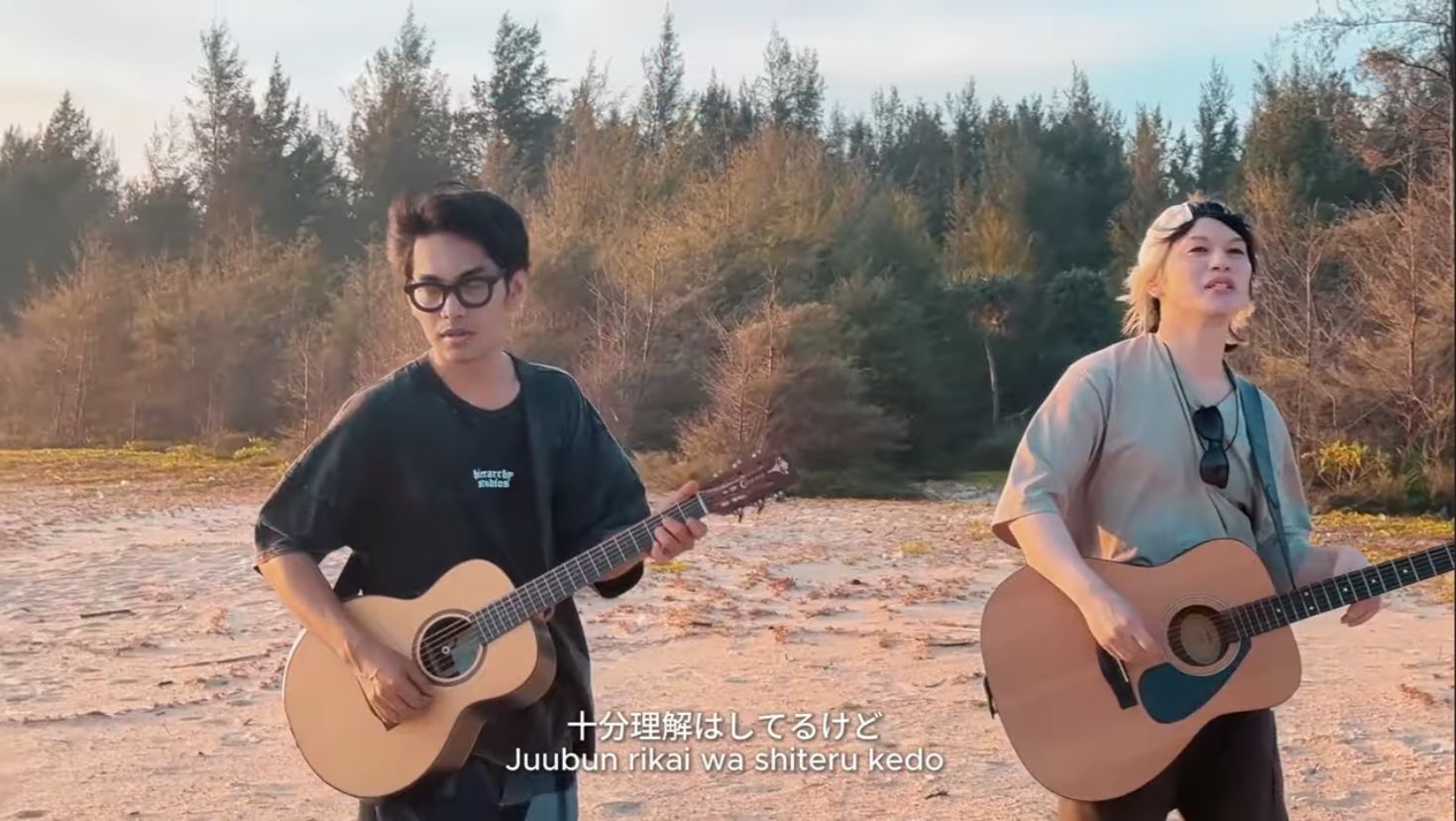 Masafumi Kawamoto membawakan lagu Indonesia dalam versi bahasa Jepang dengan balutan akustik sederhana, mempertemukan dua budaya lewat musik yang terasa hangat dan tulus.