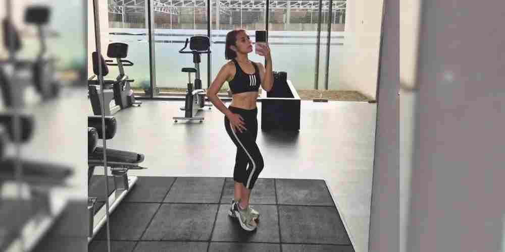 Tampil sporty dan percaya diri, Prilly Latuconsina menunjukkan hasil latihan konsisten di gym dengan perut rata dan gaya hidup sehat yang terus dijaganya.