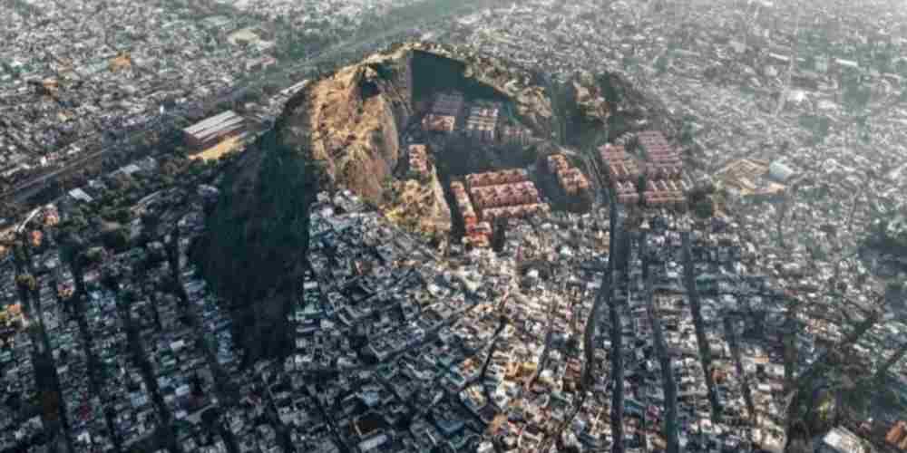 Kota Meksiko tampak dari udara, dengan jejak kawah gunung berapi kuno Tepepolco yang kini dikelilingi permukiman padat&mdash;pertemuan sejarah alam dan kehidupan urban modern.