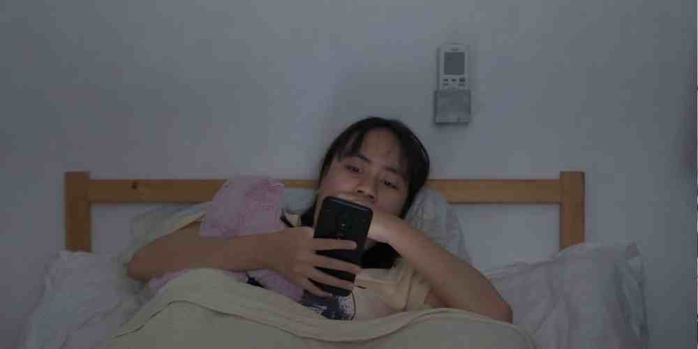 Scroll sebentar sebelum tidur kelihatan sepele, tapi efeknya bisa bikin bangun lebih capek dari semalam. Mungkin bukan kurang tidur, tapi kurang jeda dari layar.