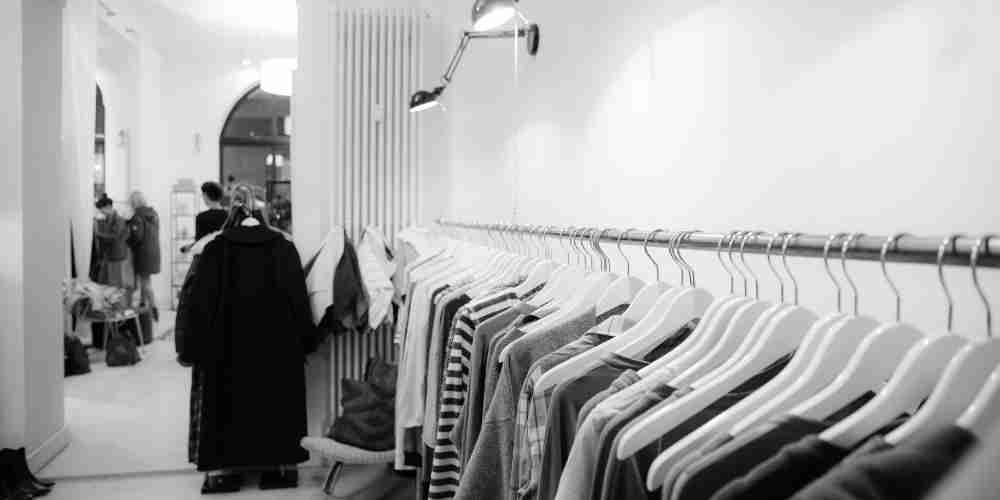 Outfit bisa ganti tiap minggu, tapi dampaknya tinggal lama. Gen Z mulai mikir ulang soal fast fashion